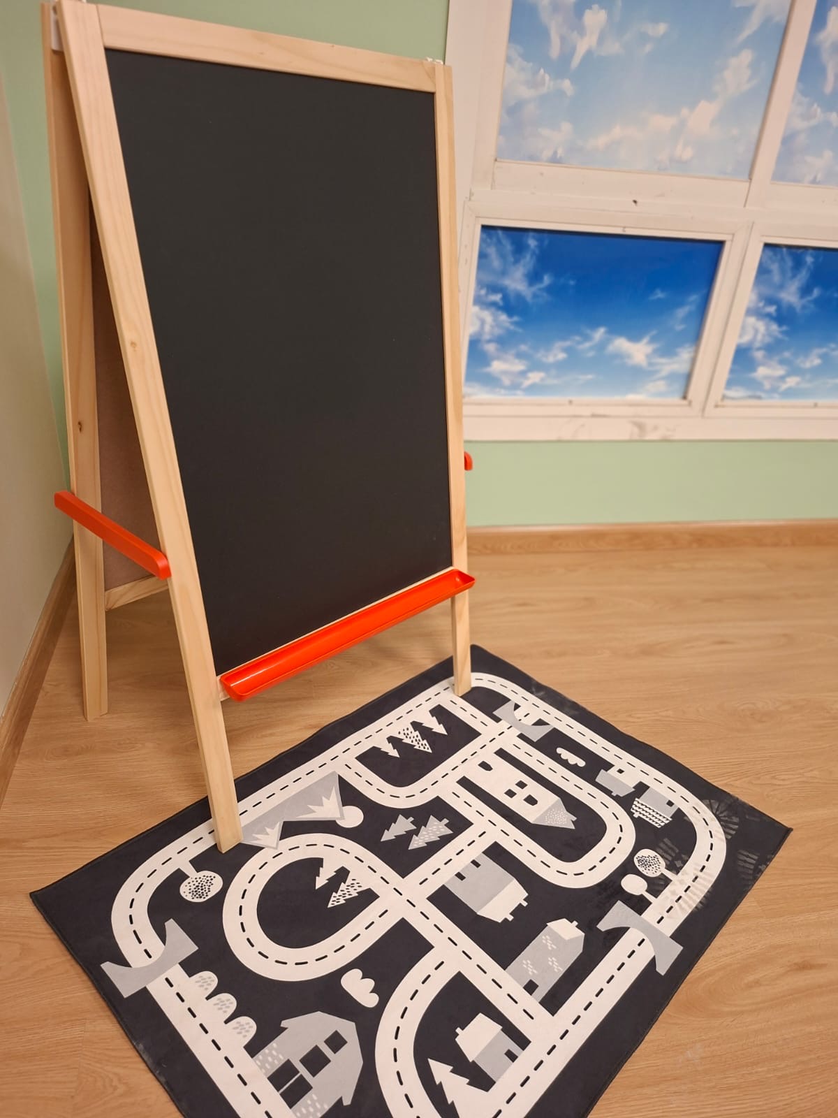 Creative corner — easel & play mat
